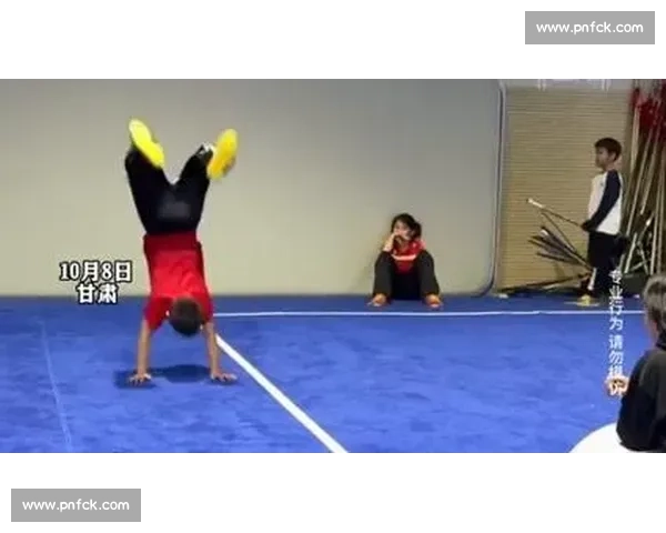 师姐神救援！小伙空翻碰倒靠垫，两脚定乾坤